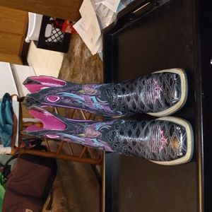 Ladies Ariat Western boots. Wide square toe. Black imitation ant eater size 5.5